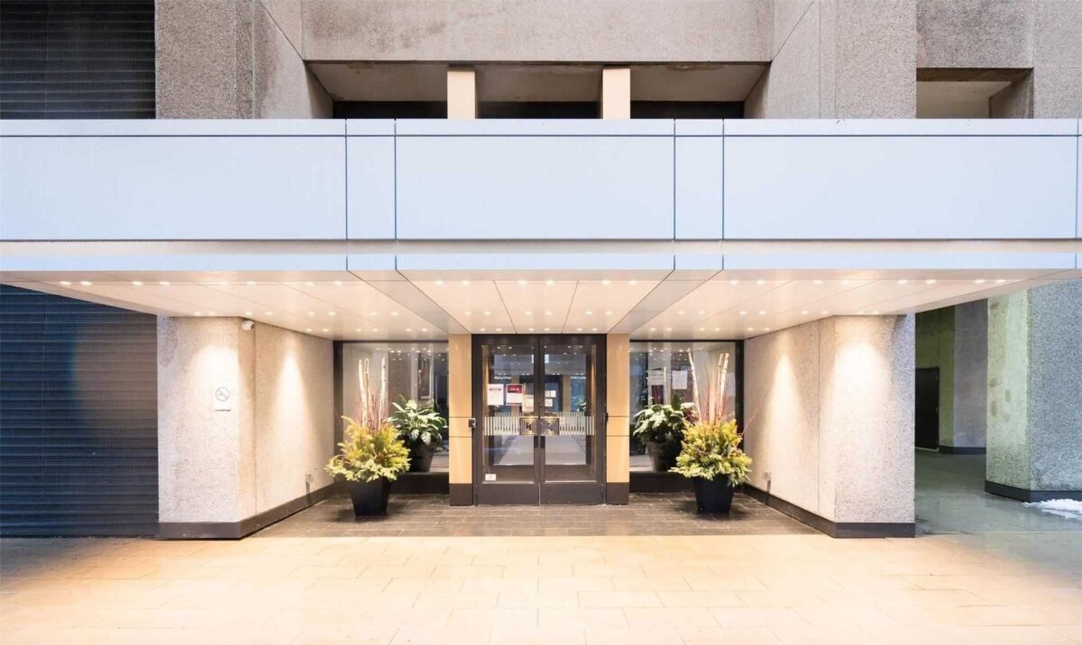 33 Harbour Square