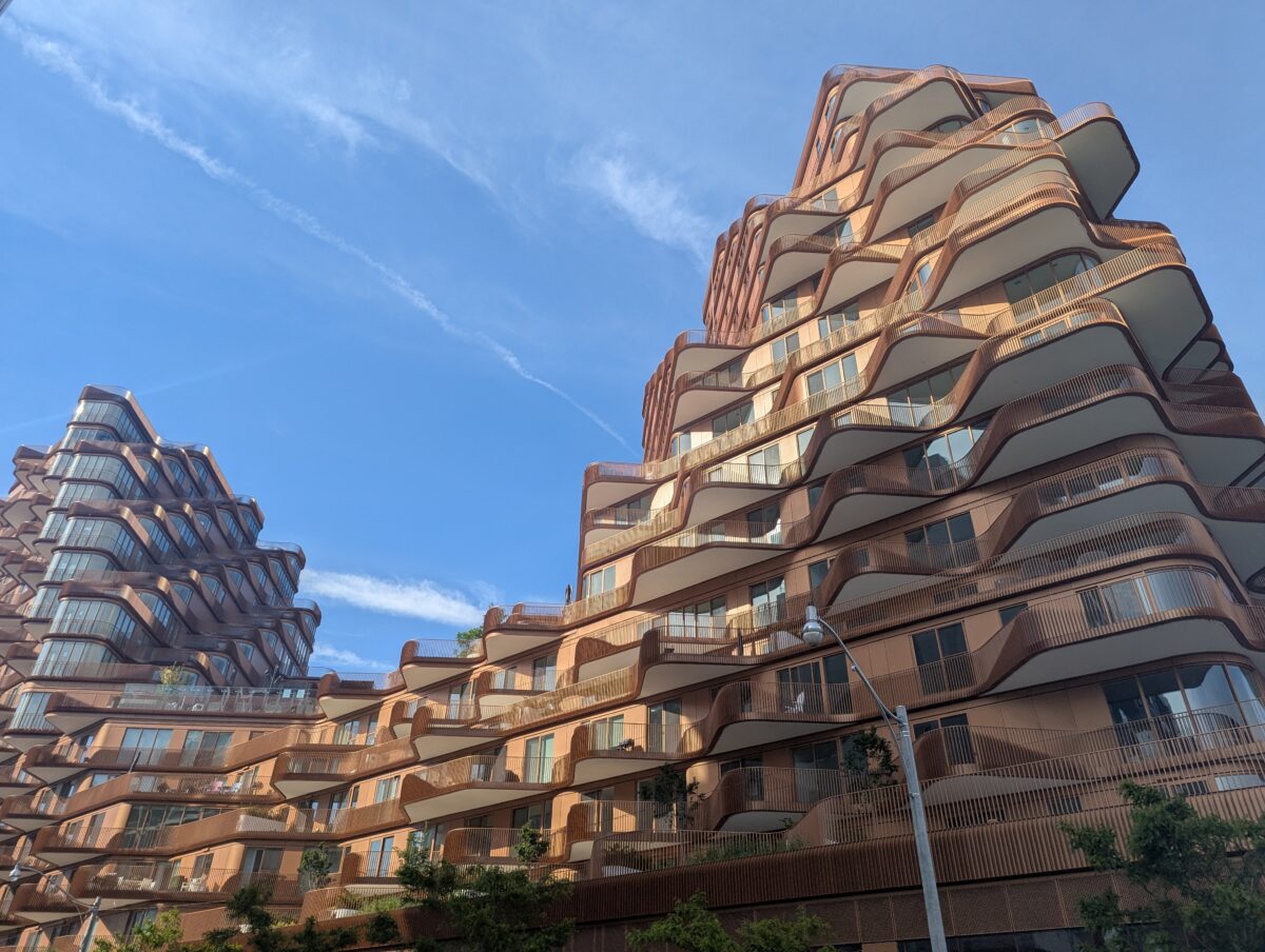 Aqualuna Condominiums